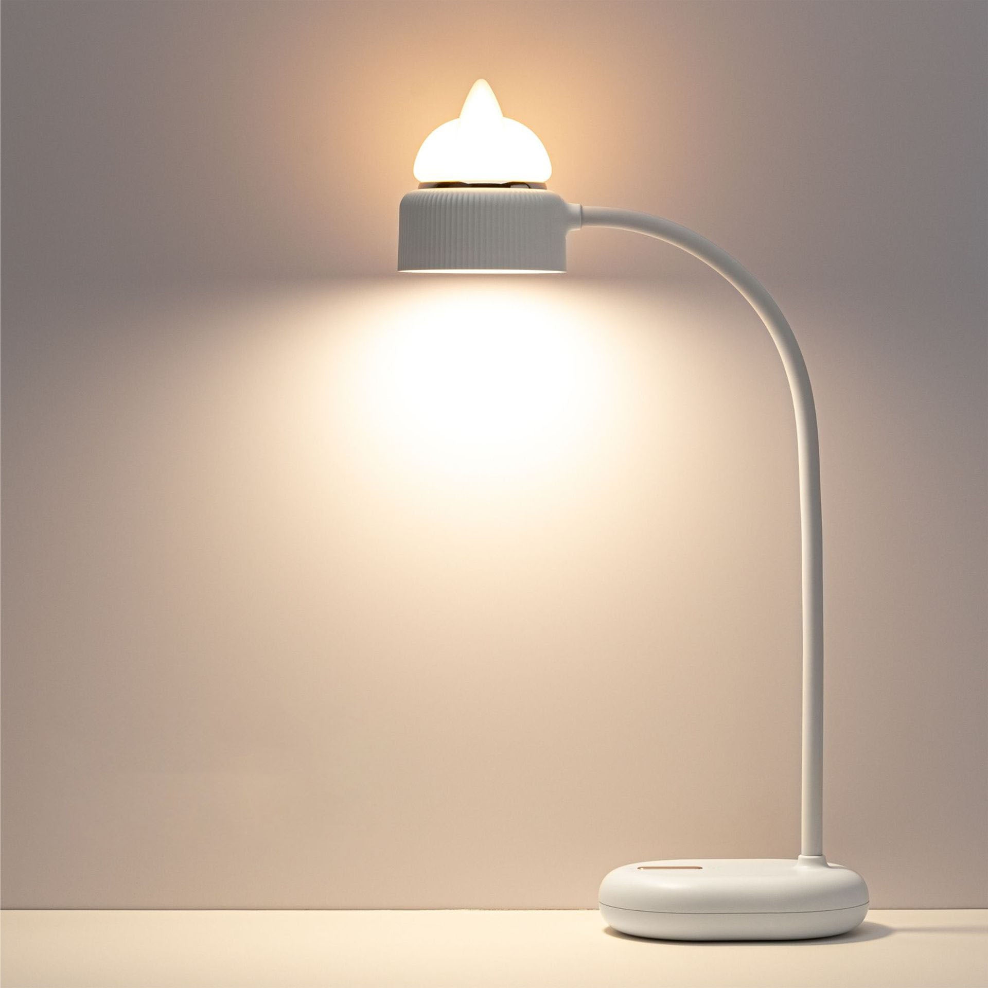 GlowLamp- Moderne LED-bordlampe med katteøredesign