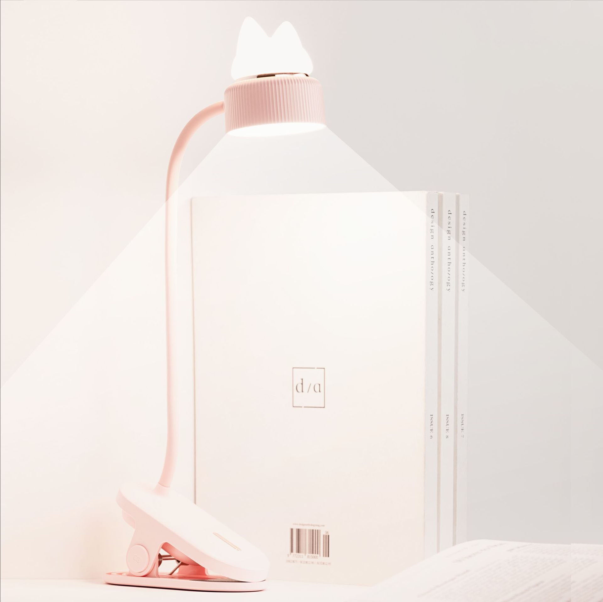 GlowLamp- Moderne LED-bordlampe med katteøredesign
