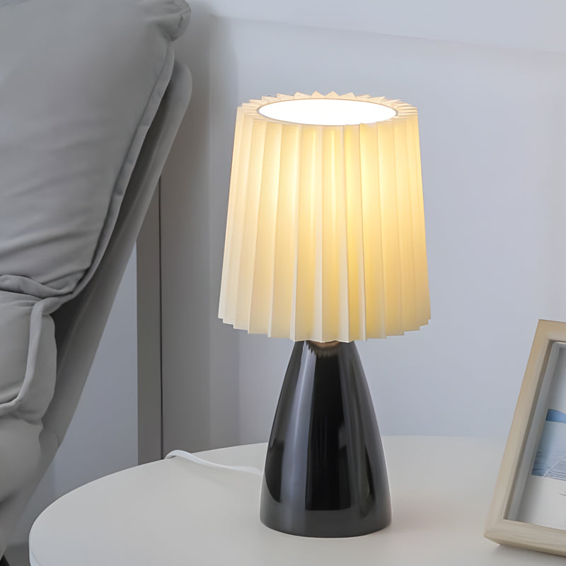 LumiElegance – Moderne bordlampe med plisseret stofskærm