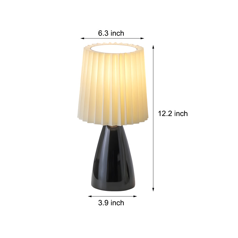 LumiElegance – Moderne bordlampe med plisseret stofskærm