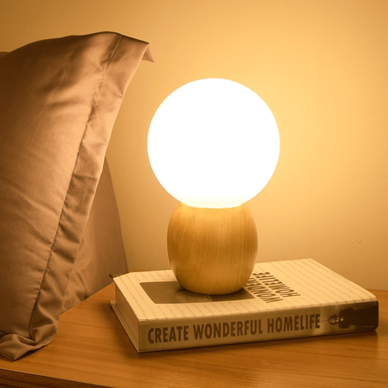 SoftLume Elegant Sengelampe – Naturligt Træ & Rund Glasskærm