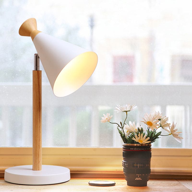 NordicGlow – Moderne Rustik Lampe med Konisk Design