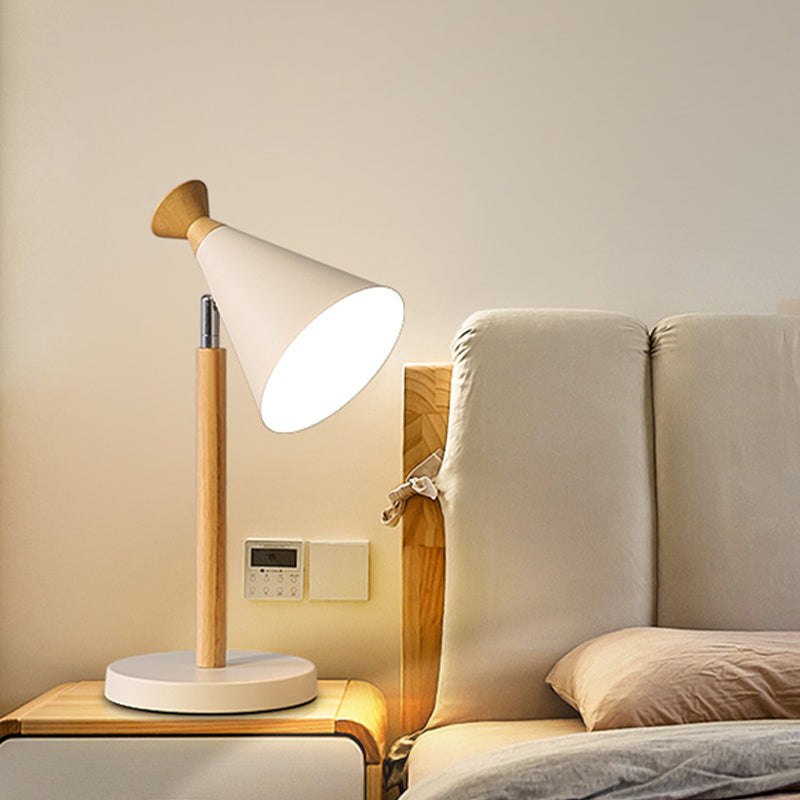 NordicGlow – Moderne Rustik Lampe med Konisk Design