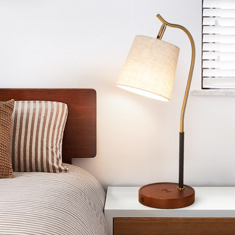 Elyra – LED Bordlampe med Justerbart Design og Blød Omgivende Belysning