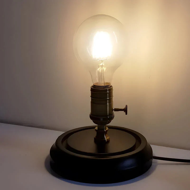 NovaEdison – Vintageinspireret Lampe med Klassisk Edisonpære-Æstetik