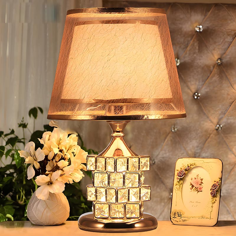 CrystGlow - Guld Krystal-inspireret sengelampe