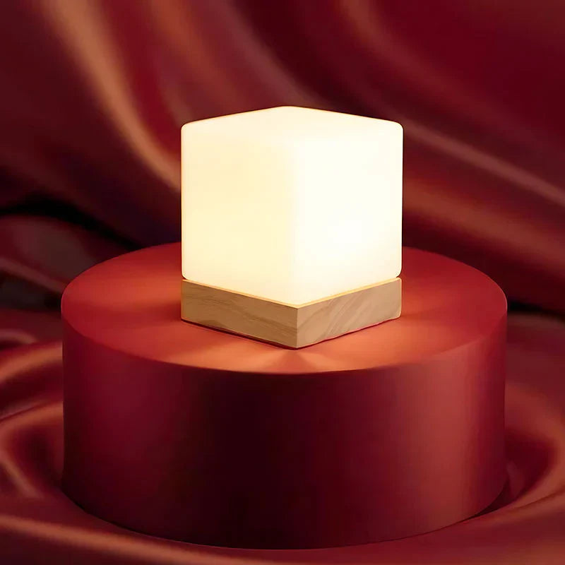 LumoCube - Kubeformet bordlampe med let træfod