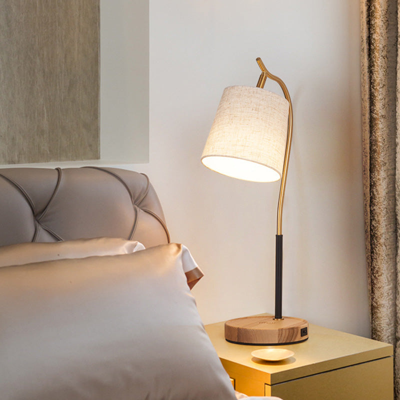 Elyra – LED Bordlampe med Justerbart Design og Blød Omgivende Belysning