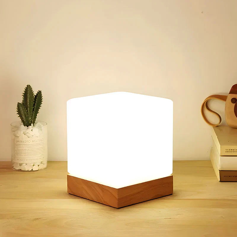 LumoCube - Kubeformet bordlampe med let træfod