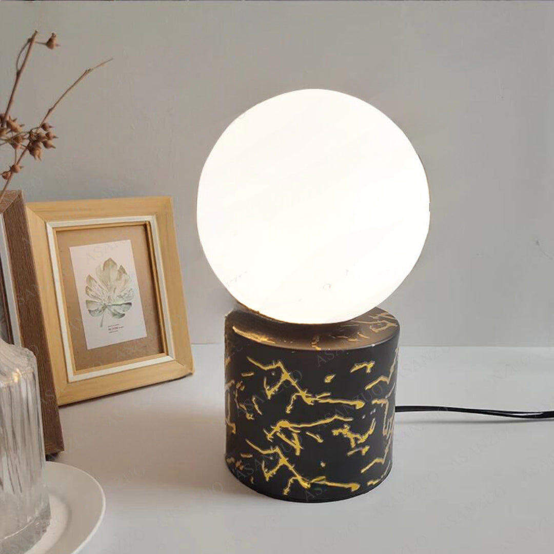 GuldAccenter - Elegant kuglebordslampe