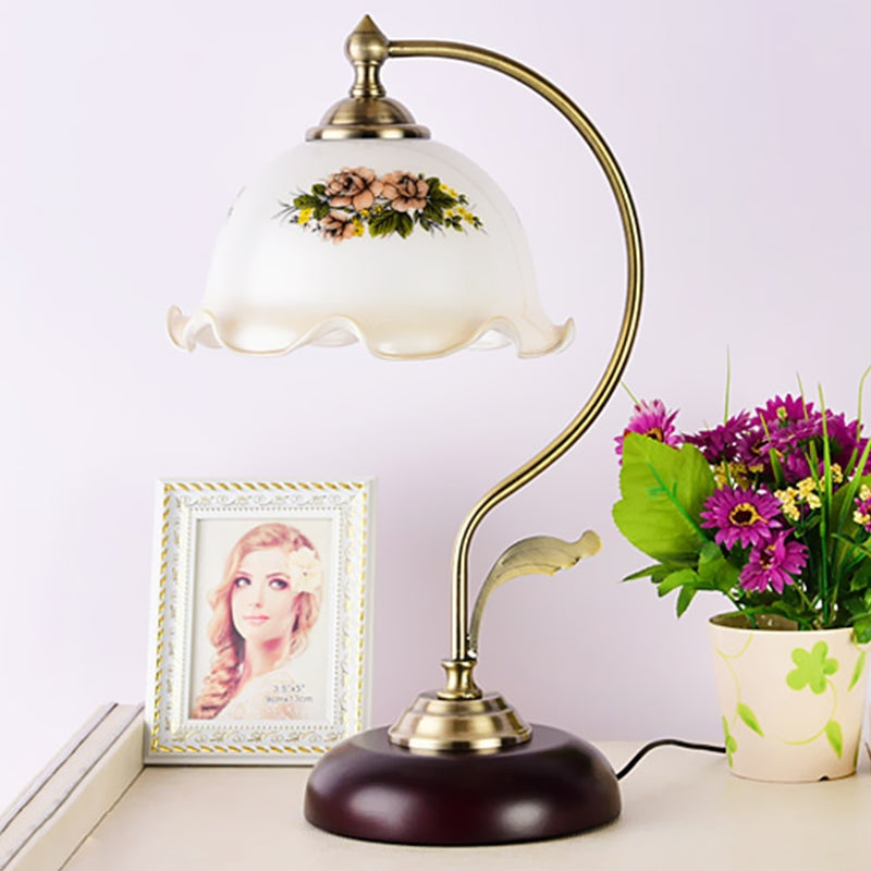 BlossomGlow – Elegant Bordlampe med Vintage Udtryk