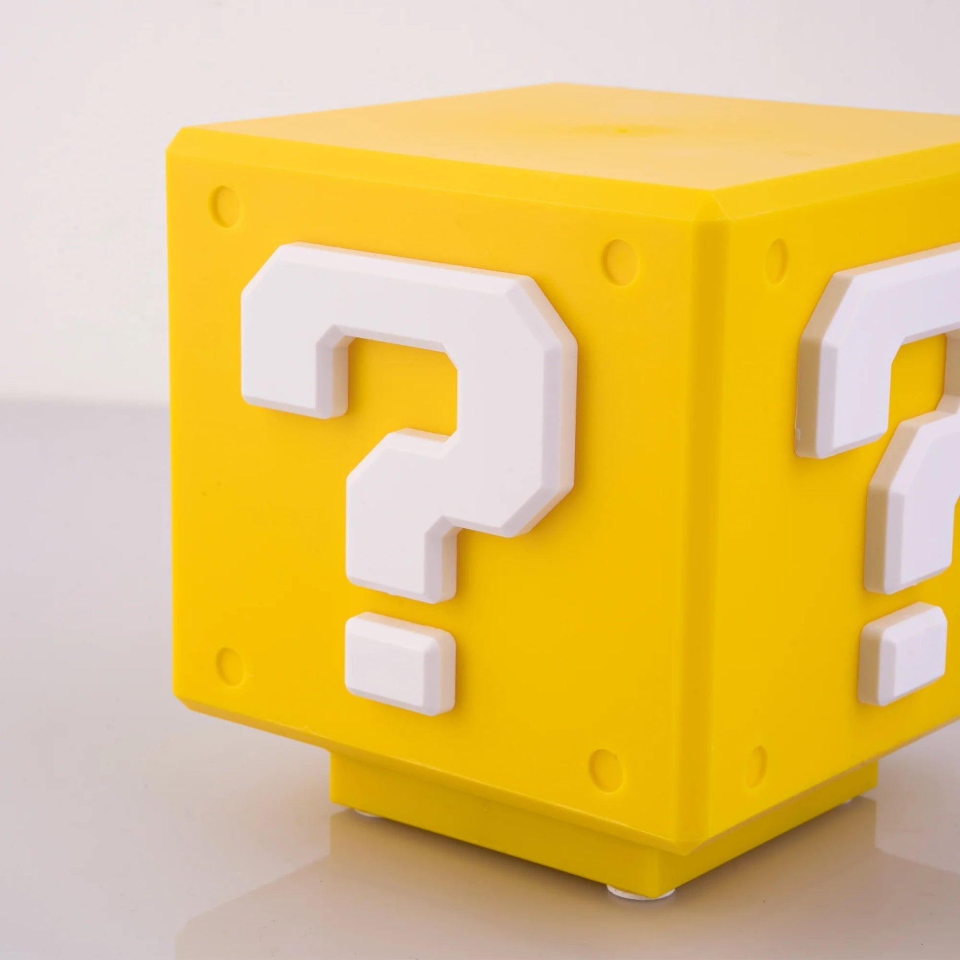 Power-Up Block natlampe - Super Mario-inspireret spildekor