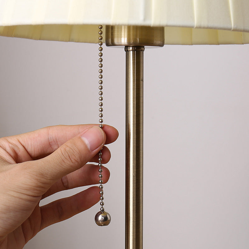 Celina – Unik Bordlampe med Empireskærm og Træbase