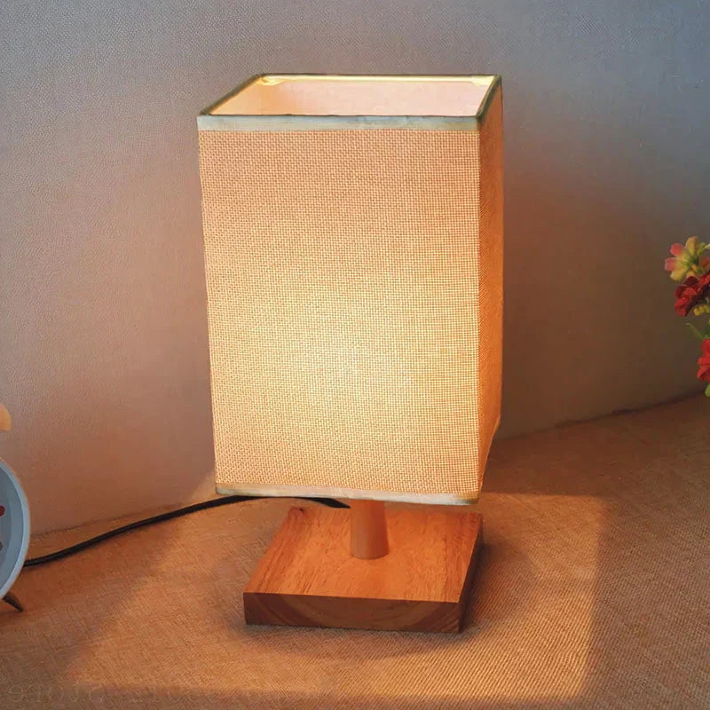 TerraGlow - Minimalistisk bordlampe med firkantet træfod