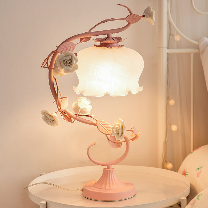 RoseGlow – Elegant Bordlampe med Roseninspireret Design