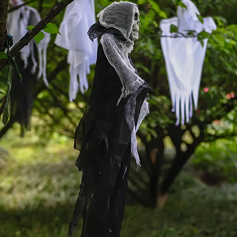 Uhyggeligt dødningehoved som Halloween-hængedekoration – Dødningehoved med stof til uhyggelig atmosfære