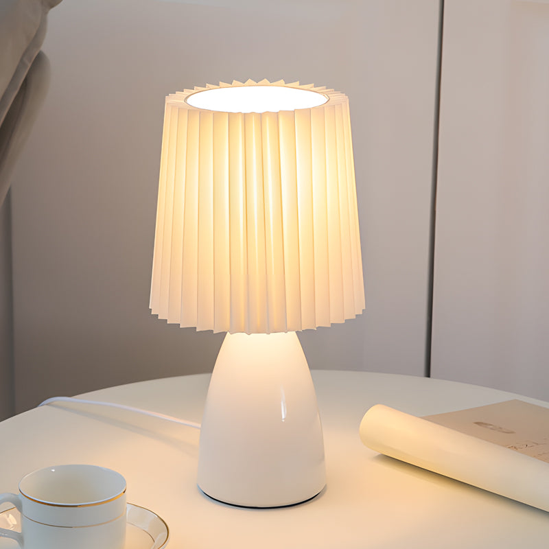 LumiElegance – Moderne bordlampe med plisseret stofskærm