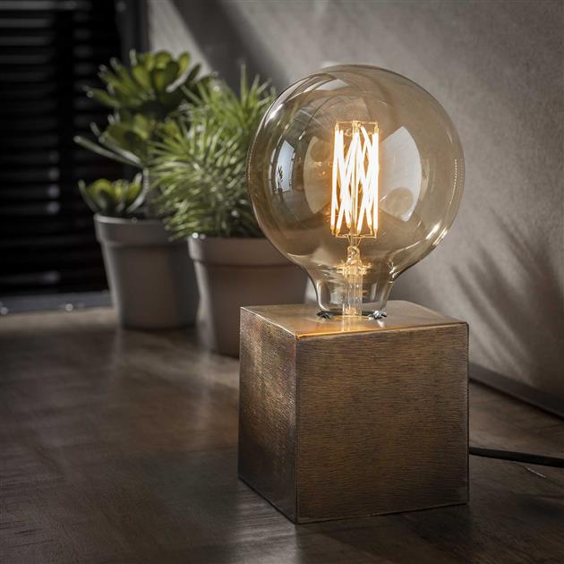 SteelLume – Slank Industriel Bordlampe til Moderne Rum