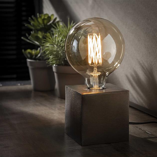 SteelLume – Slank Industriel Bordlampe til Moderne Rum