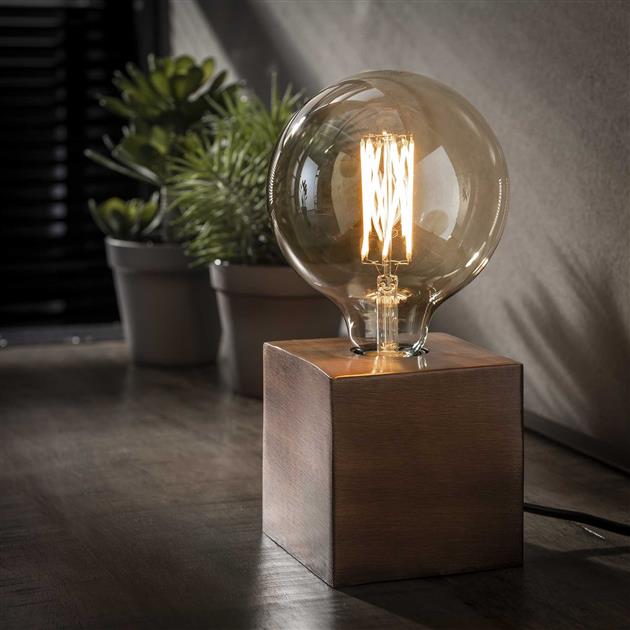 SteelLume – Slank Industriel Bordlampe til Moderne Rum