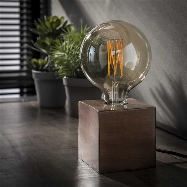 SteelLume – Slank Industriel Bordlampe til Moderne Rum