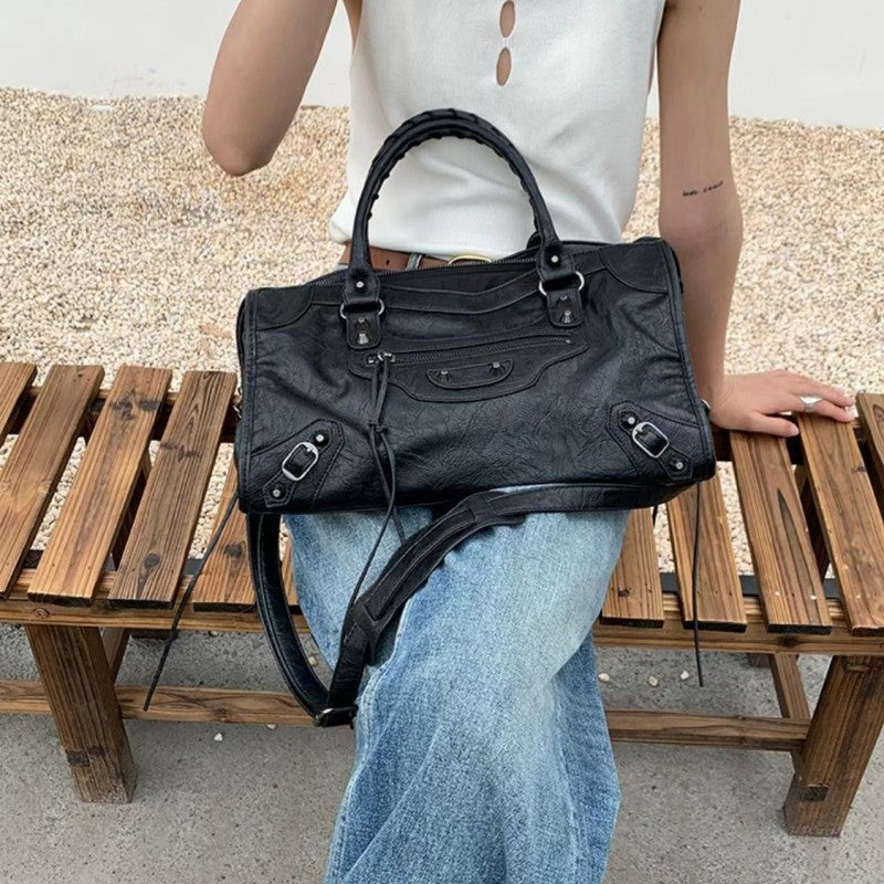 Astrid – Moderne Stor Nitte Taske med Skulderrem