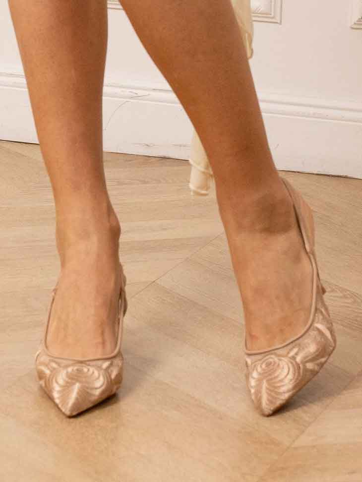 Simone Stiletter i Blonde – Feminint Design med Skarp Elegance