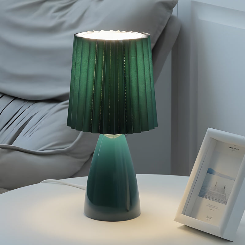 LumiElegance – Moderne bordlampe med plisseret stofskærm