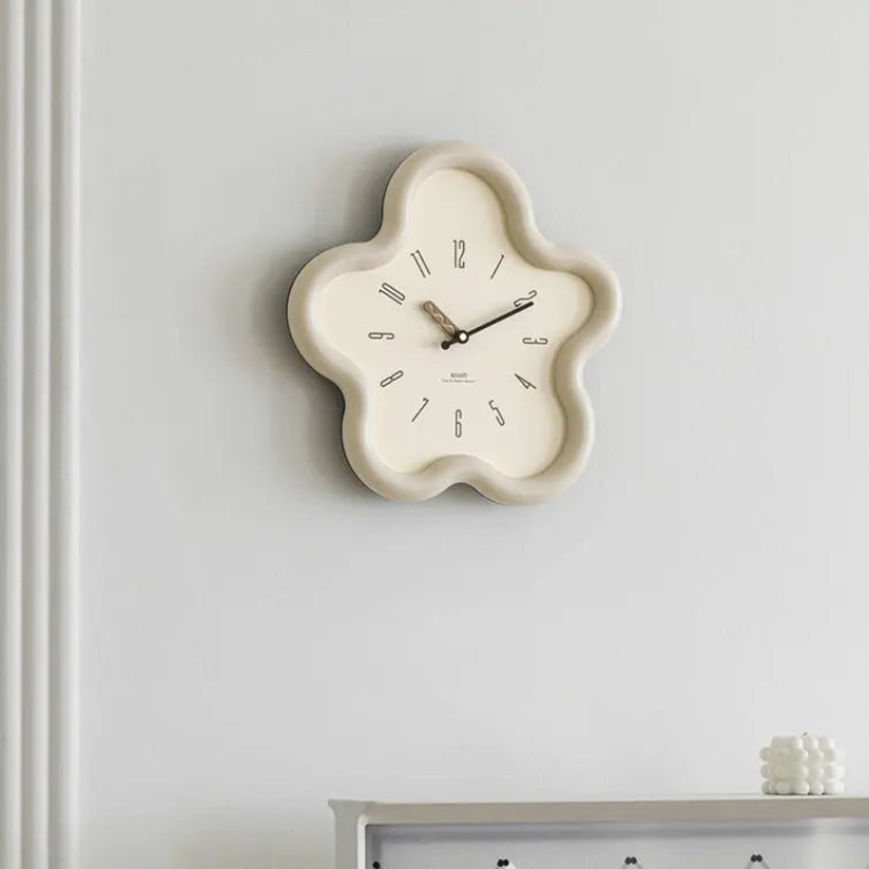 Viola – Blomstervægur med Lydløs Funktion og Elegant Design