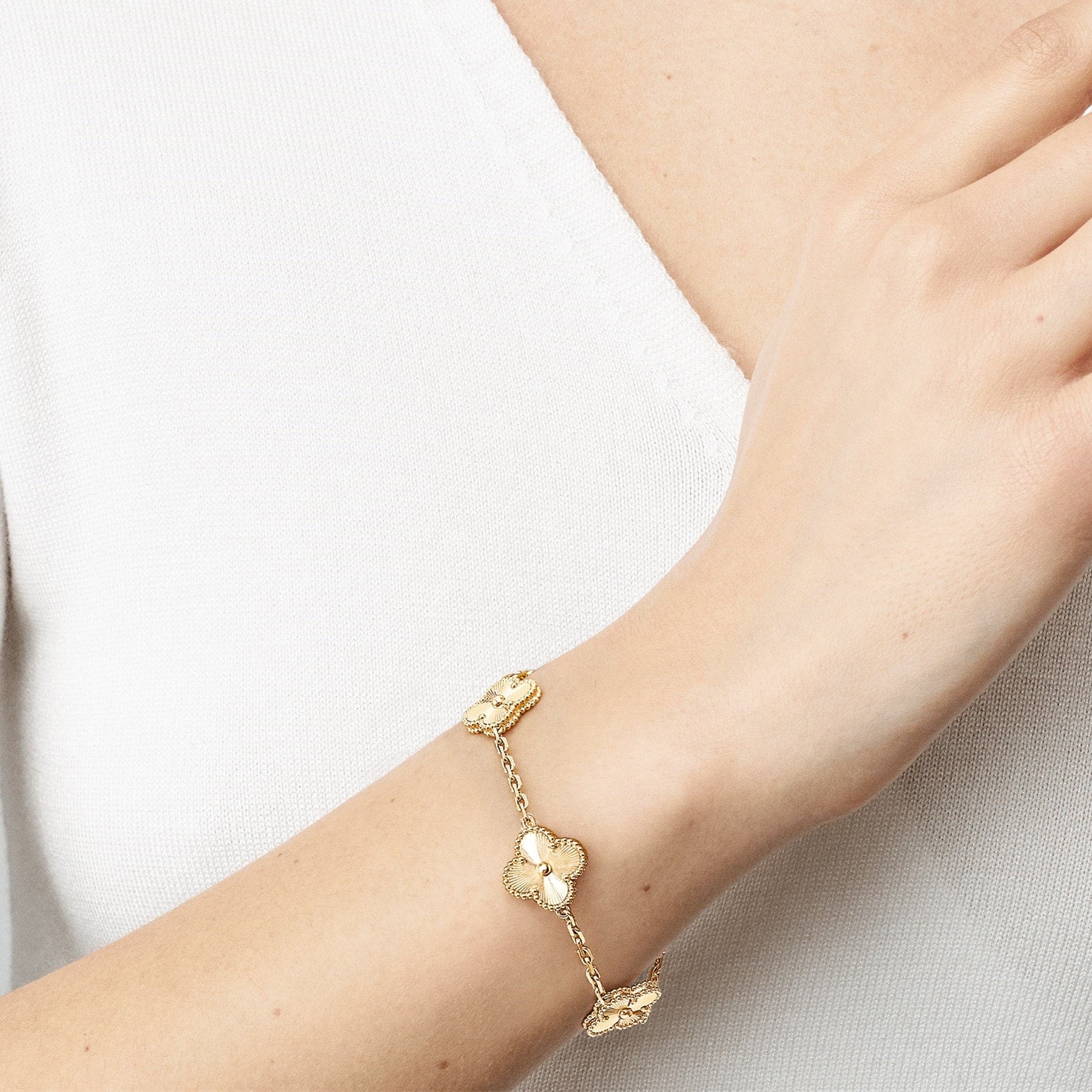 Ella Klassisk Guldbelagt Armbånd – Tidløs Elegance til Enhver Anledning
