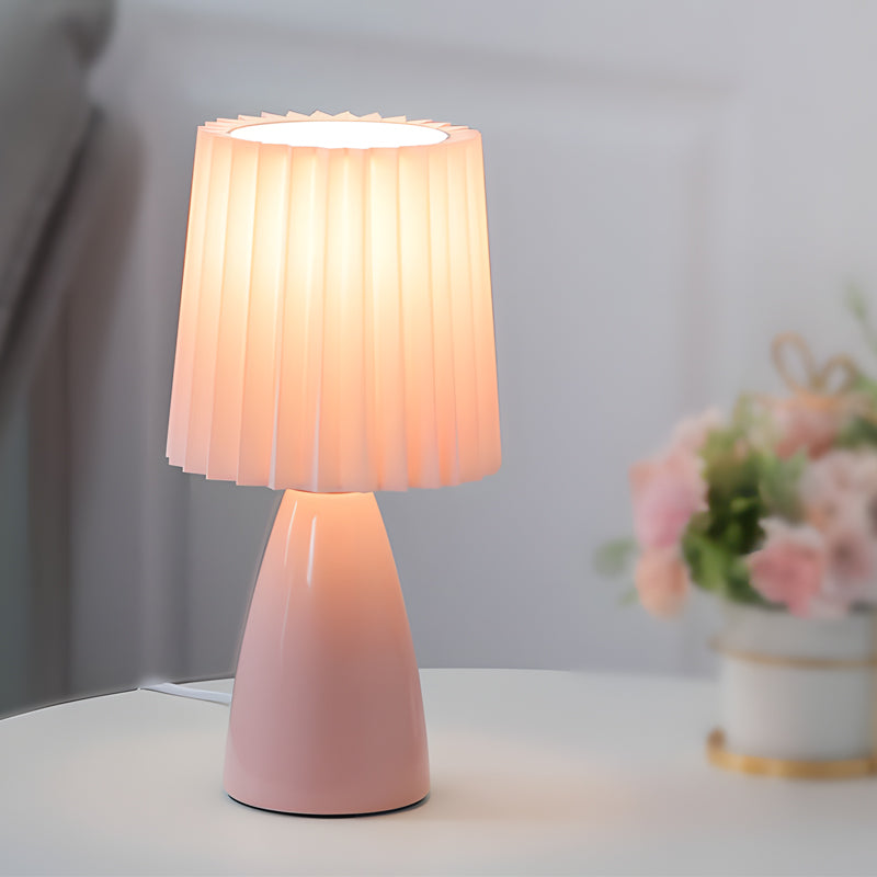 LumiElegance – Moderne bordlampe med plisseret stofskærm