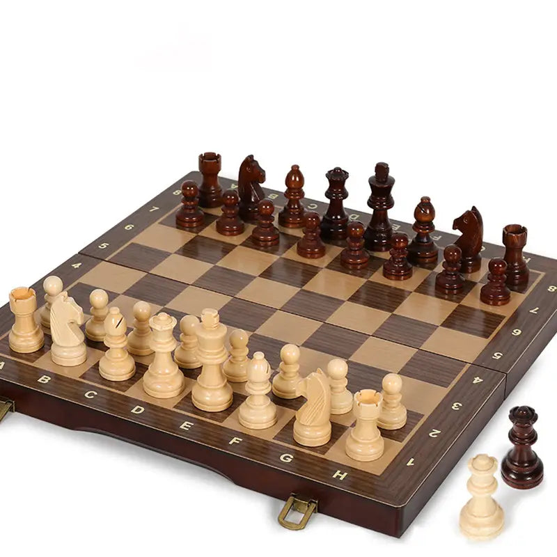 Majestic Chess Set – Håndlavet Træskaksæt med Ekstra Dronninger