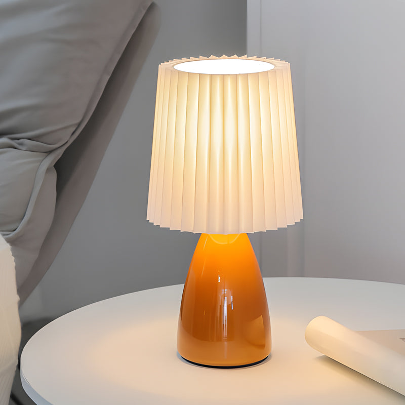 LumiElegance – Moderne bordlampe med plisseret stofskærm