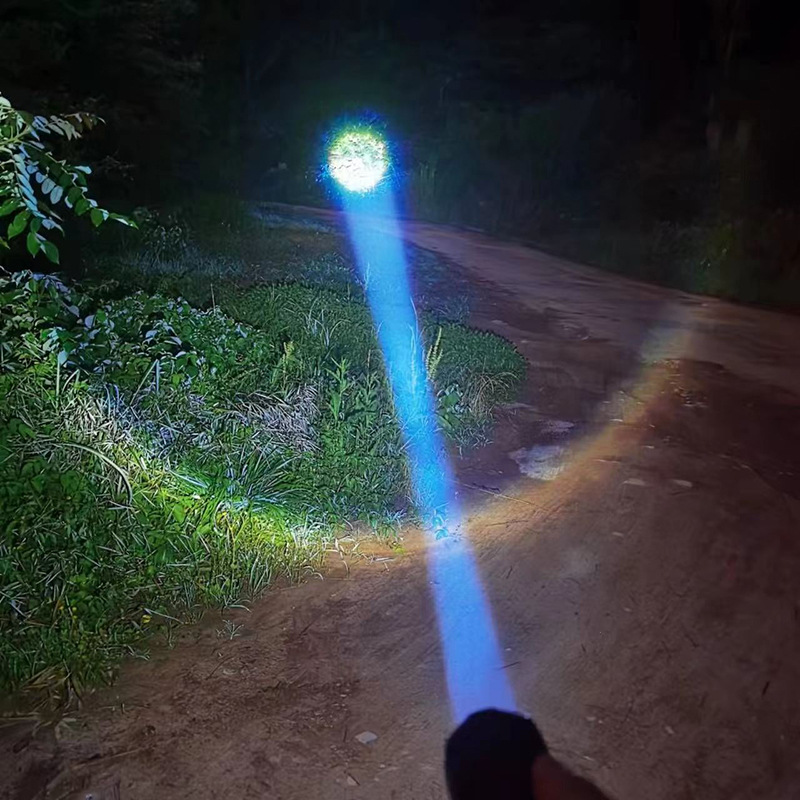 BlazeBeam - Kompakt taktisk LED lommelygte