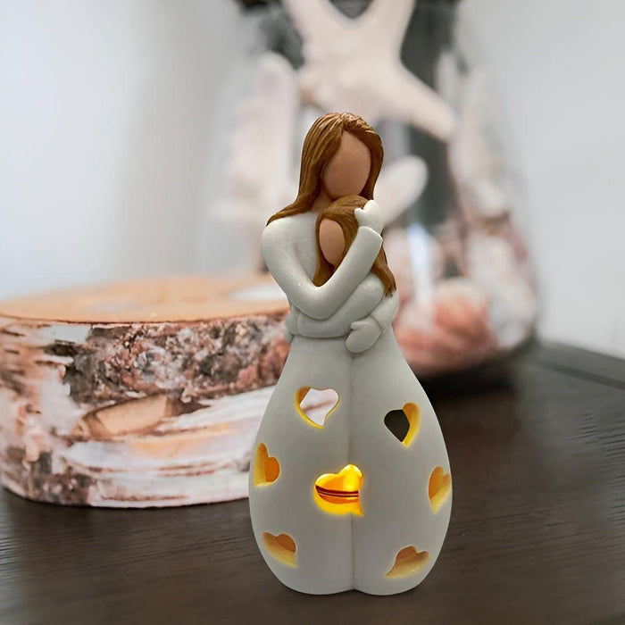 Charmerende mor-datter figur med flimrende lysestage