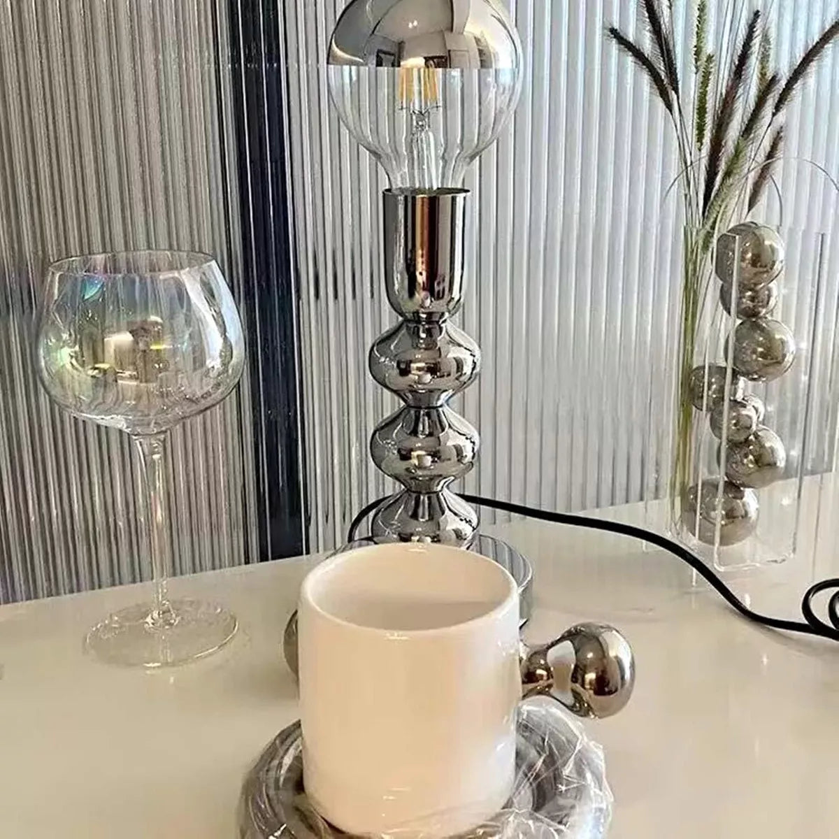 RetroGlow - Retro Deco sengelampe med tidløs elegance