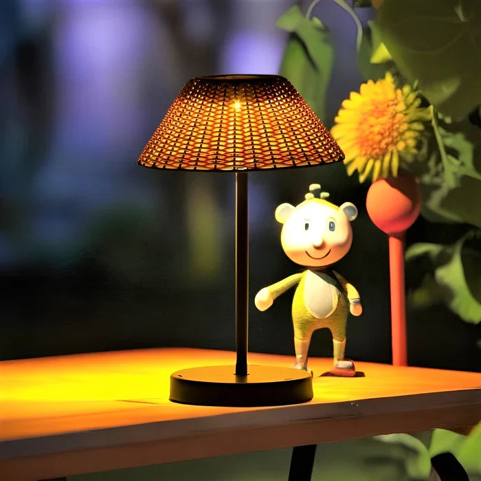 Solcelledrevet vævet bordlampe