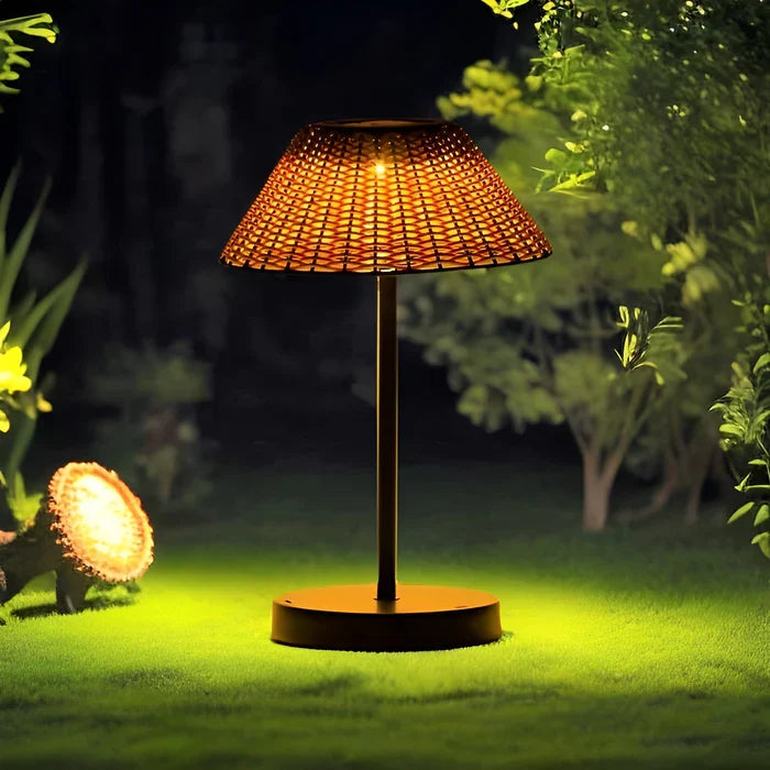 Solcelledrevet vævet bordlampe