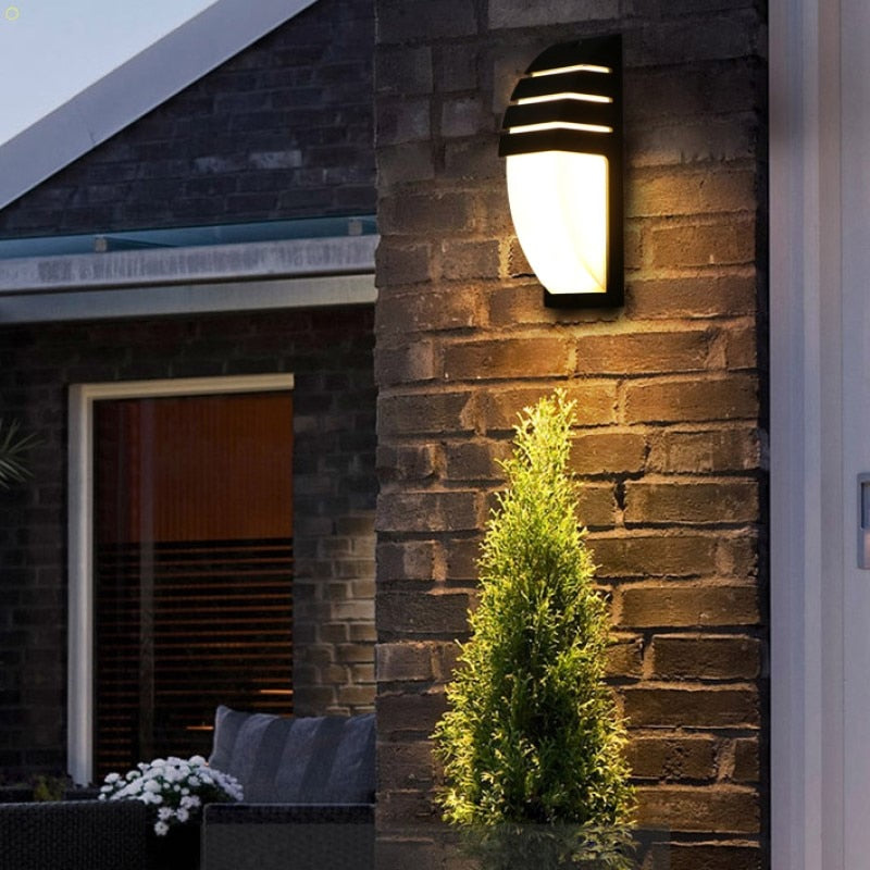 LumeArc Moderne Udendørs Væglampe – Stilrent Design med Elegant Bue