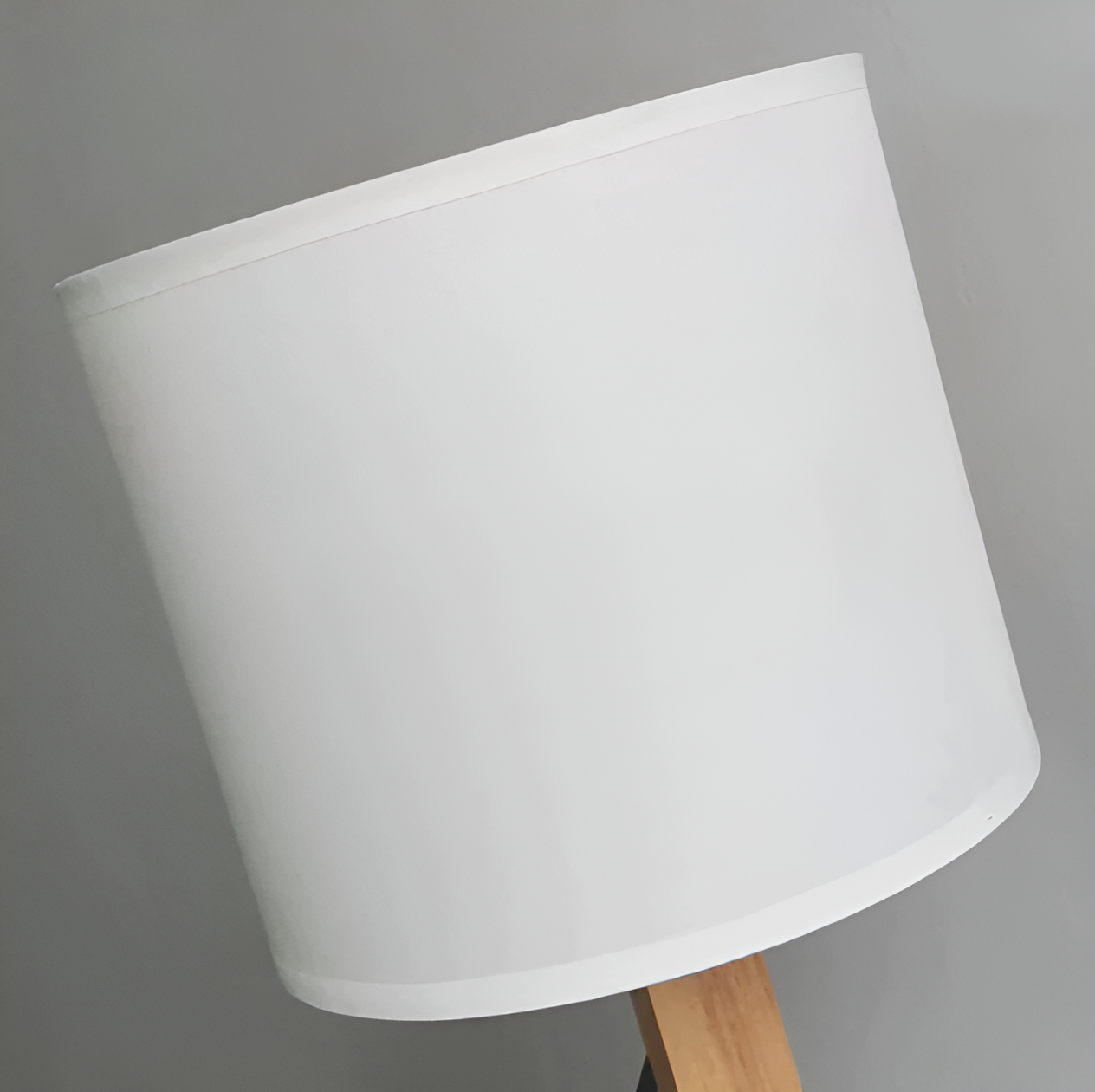 Orion – Robotiserbar Skrivebordslampe med Justerbar Belysning og Praktisk Bogholder