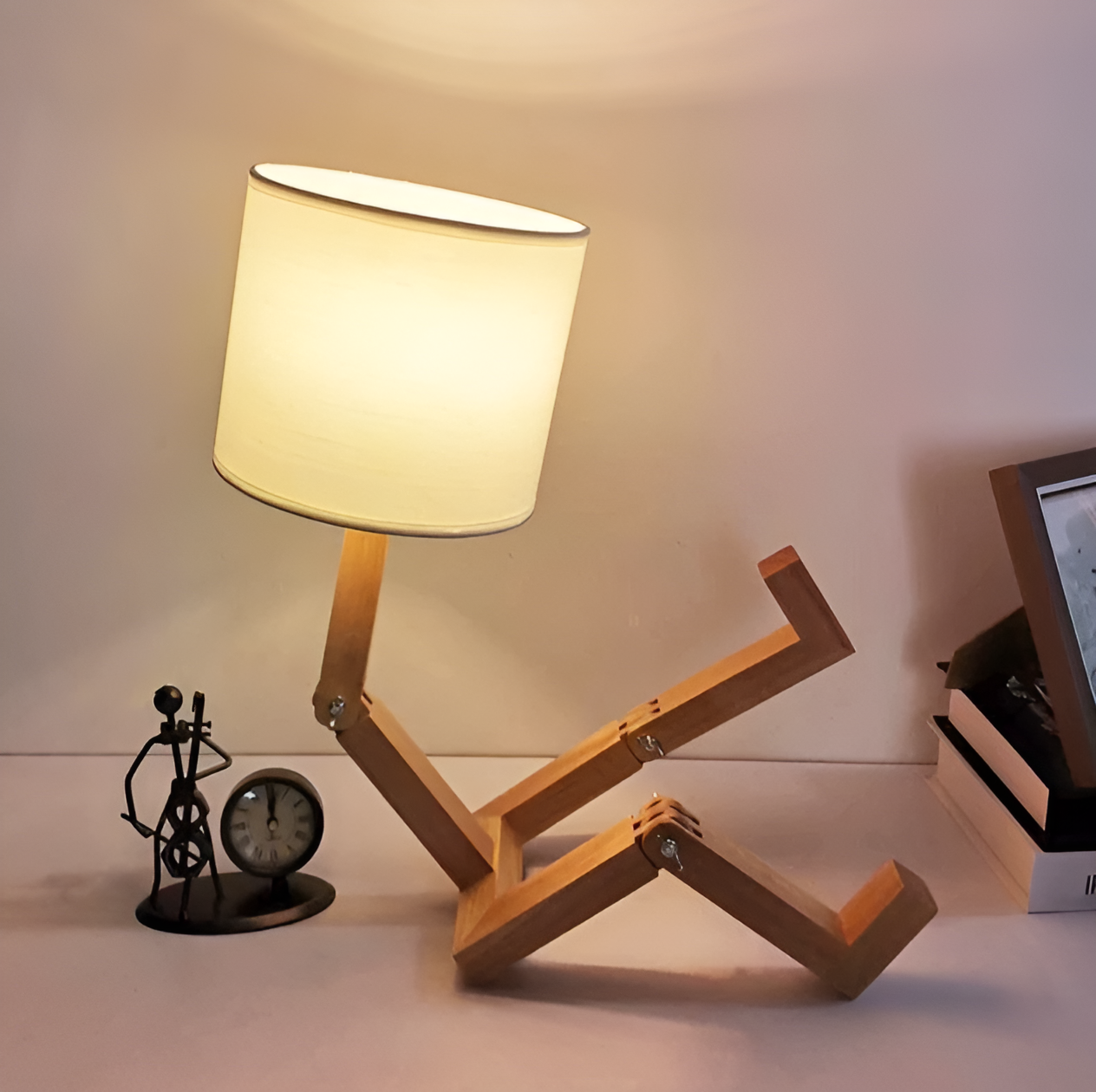 Orion – Robotiserbar Skrivebordslampe med Justerbar Belysning og Praktisk Bogholder