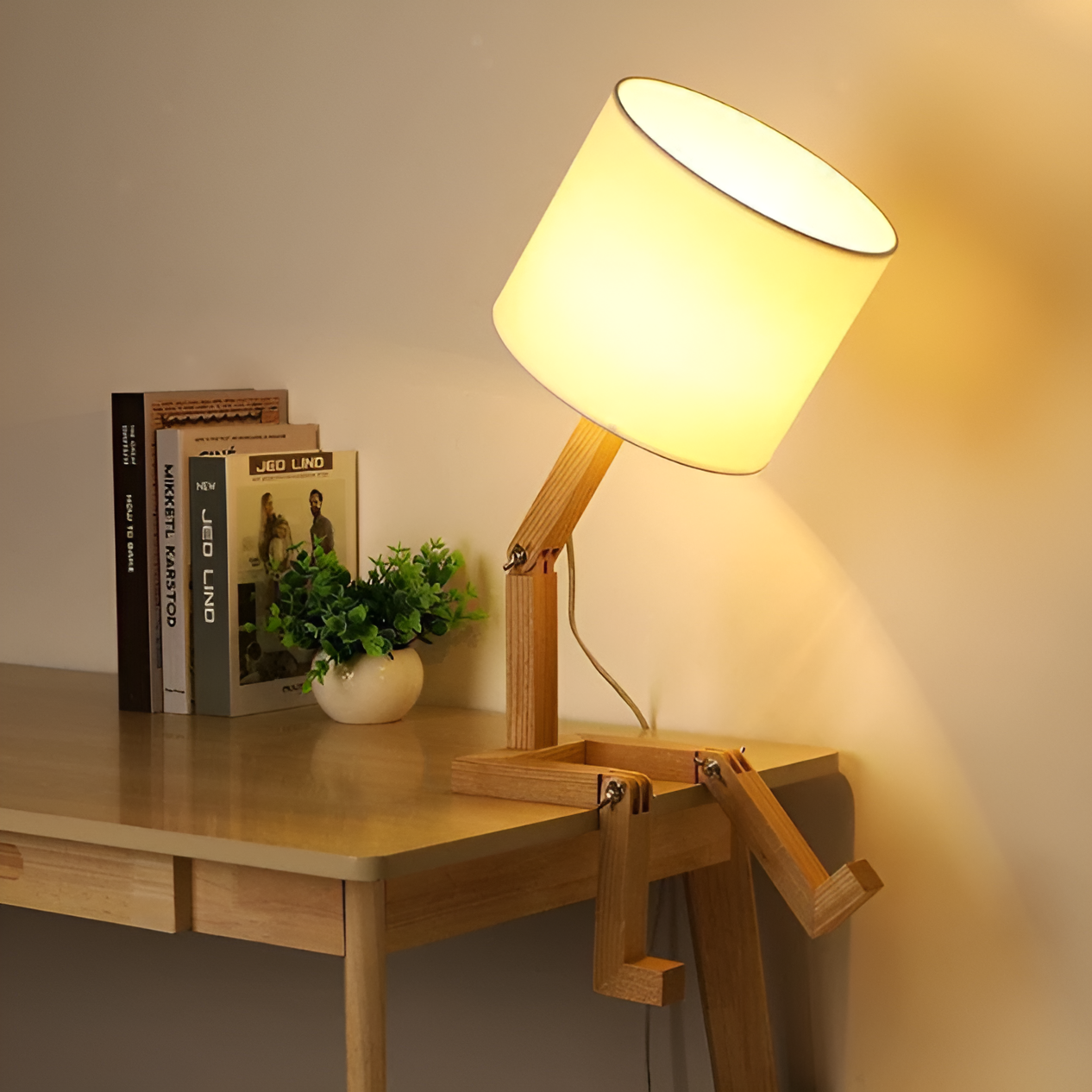 Orion – Robotiserbar Skrivebordslampe med Justerbar Belysning og Praktisk Bogholder