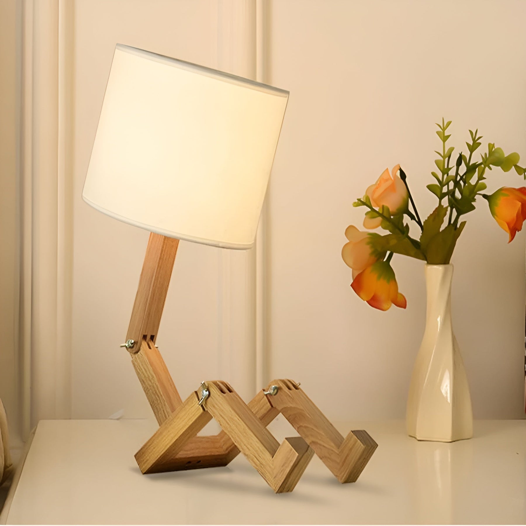 Orion – Robotiserbar Skrivebordslampe med Justerbar Belysning og Praktisk Bogholder