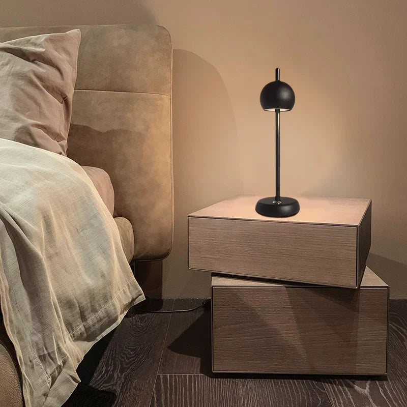 LumiGlow Fleksibel LED Bordlampe – Elegant og Genopladelig Belysning