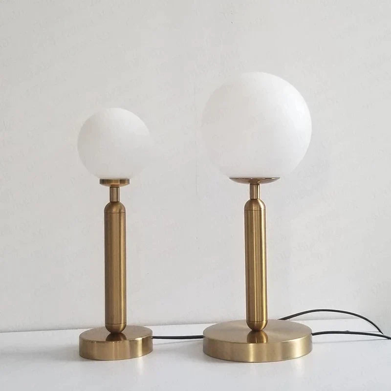 Sphere Elegant Bordlampe – Sofistikeret Globedesign til Stilfuld Belysning