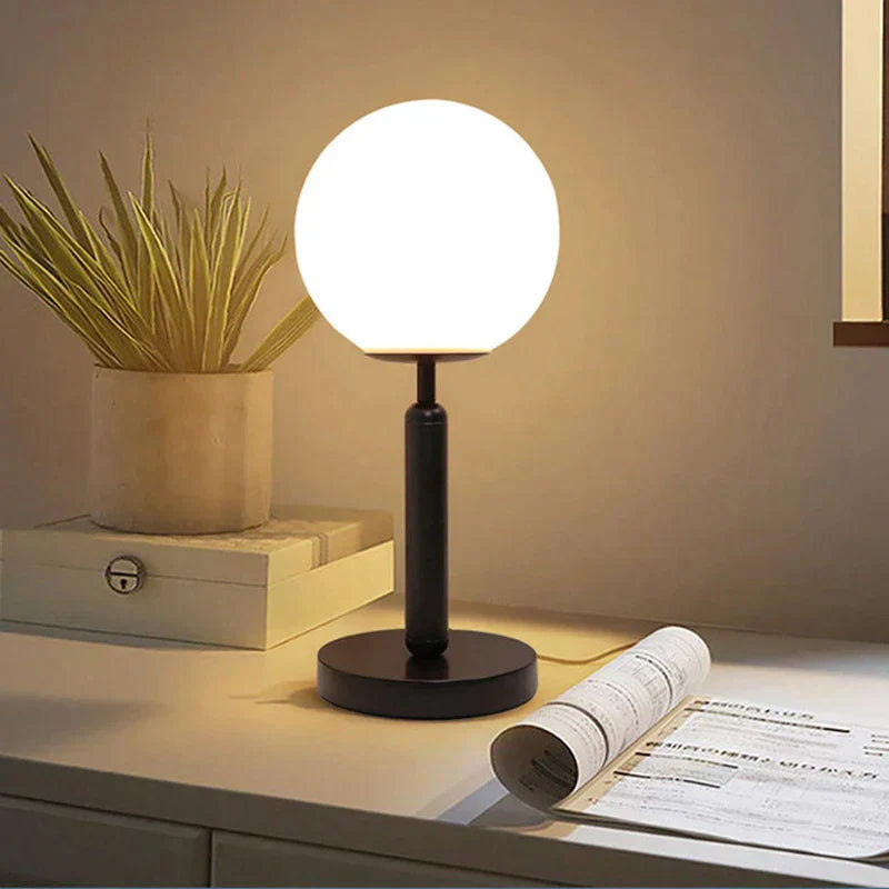 Sphere Elegant Bordlampe – Sofistikeret Globedesign til Stilfuld Belysning