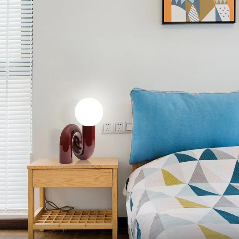 LumiArt – Elegant Bordlampe med Kunstnerisk Glasdesign