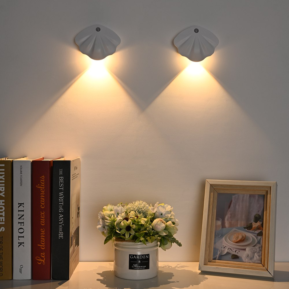 Lunaria – Elegant Væghængt LED Natlampe i Muslingeform