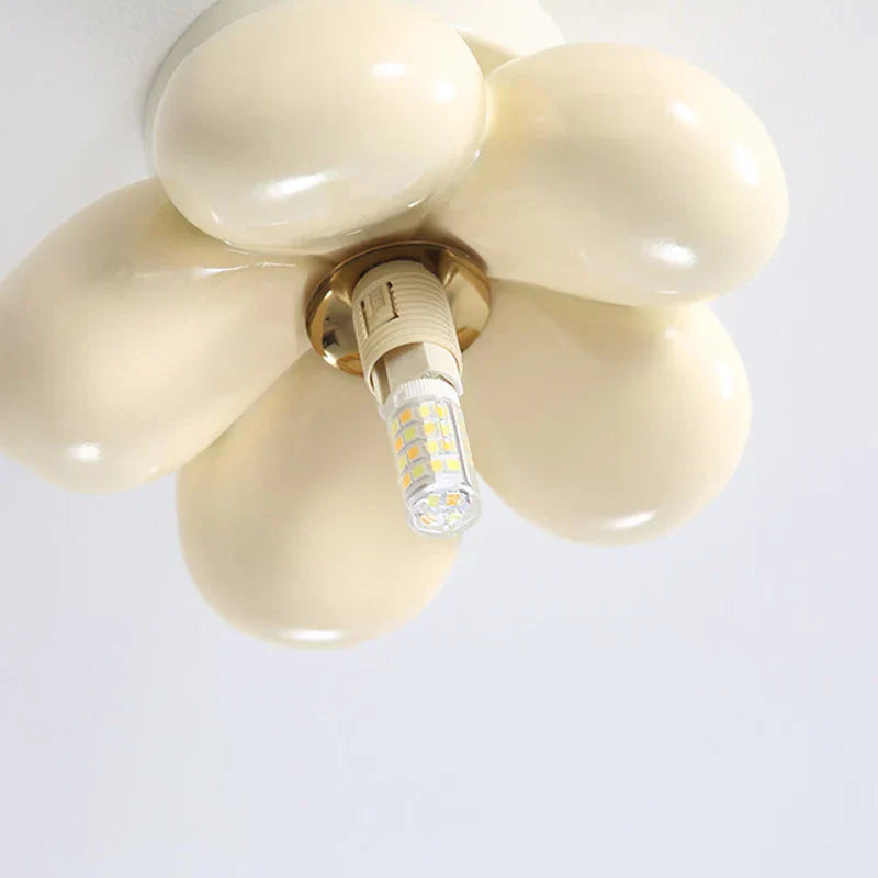 BloomGlow – Moderne blomsterloftslampe med glaskugle