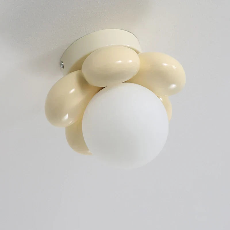 BloomGlow – Moderne blomsterloftslampe med glaskugle